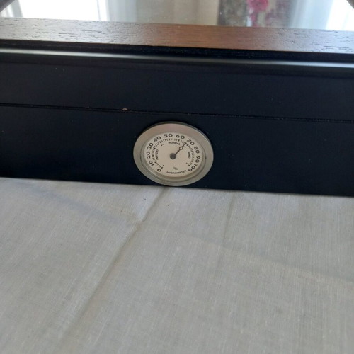 Cigar box like new with humidity meter 22x25 cm