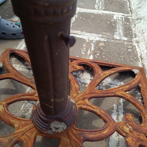 Garden umbrella with cast iron base like new, 2.50m diameter