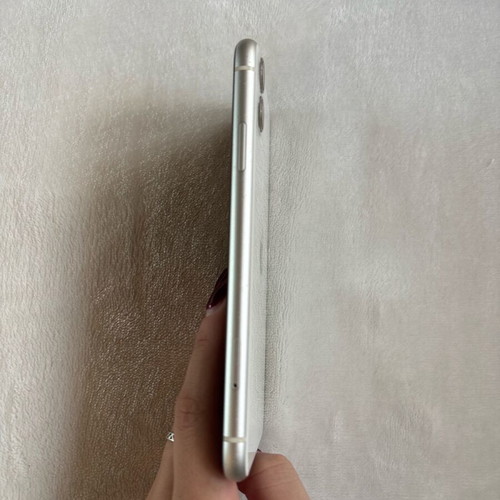 iPhone 11 64GB used, white, 75% battery health