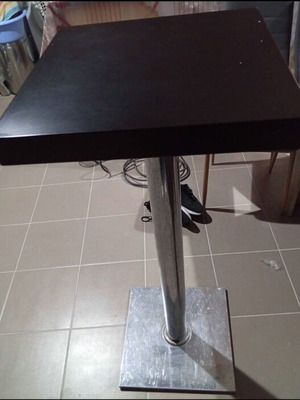 Stand table new with 5 stools