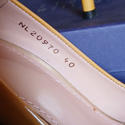 Stuart Weitzman yellow pumps size 40 like new