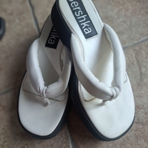 Bershka white flip flops with black sole like new, size 38