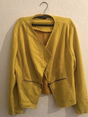 Yellow coat new, in excellent condition, size XXL