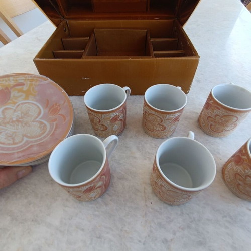 Porcelain cup set new with 6 saucers in pink and orange shades
