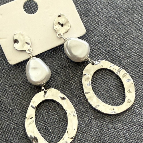 Stainless steel earrings new with pearls
