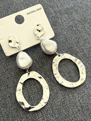Stainless steel earrings new with pearls
