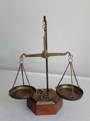 Vintage jeweler or apothecary scale like new with weights
