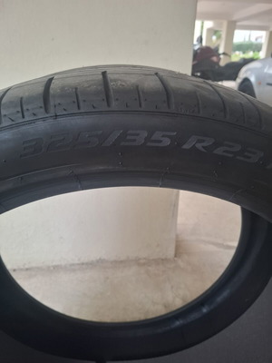 Pirelli tire 325/35/23 like new