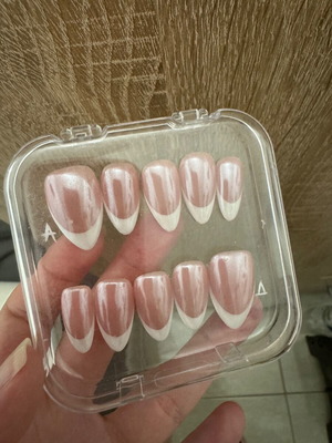 Press on nails ολοκαίνουρια