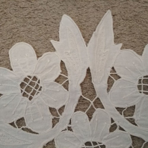 Set of two cut table runners used, white color