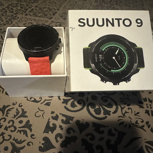 Suunto 9 smartwatch with extra strap and original box