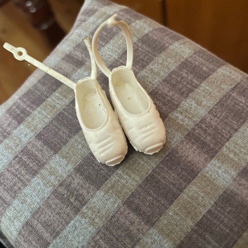 Bibi-bo pointe shoes used, one strap broken