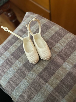 Bibi-bo pointe shoes used, one strap broken