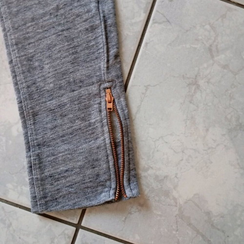 Gray harem-style sweatpants used, with zipper at the hem