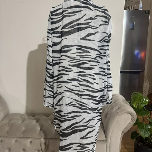 Animal Print Shirt Semizie like new, one size, black and white
