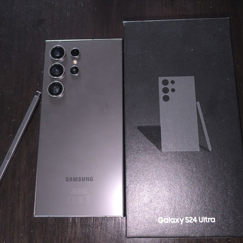 Samsung Galaxy S24 Ultra 256GB like new, free cases