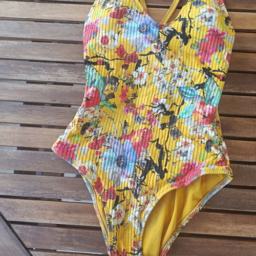 Women's swimwear like new, small/medium, 2 one-piece and 4 bikinis