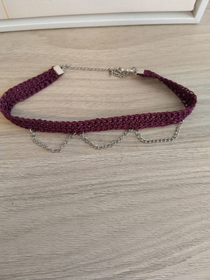 Χειροποίητο πλεκτό choker μπορντό με ασημί αλυσίδες σαν καινούργιο
