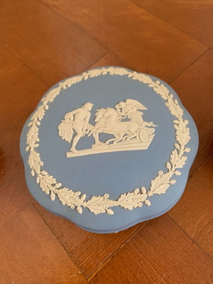 Μπιζουτιέρα Wedgwood σαν καινούργια με καπάκι