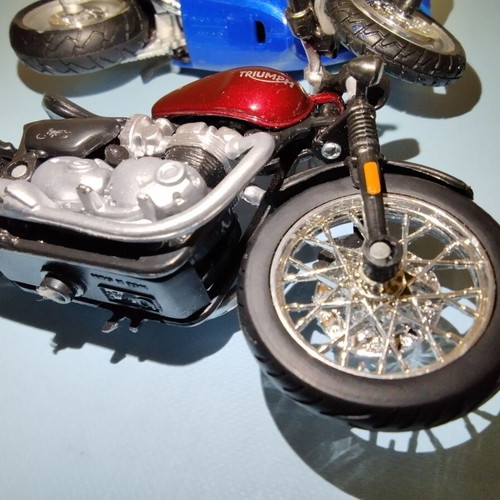 Triumph TT600 and Bonneville Bobber 1:18 scale models like new