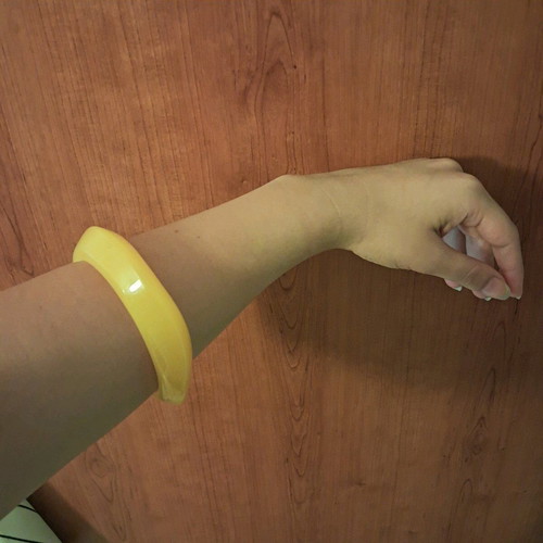 Yellow bracelet like new, perfect for summer style