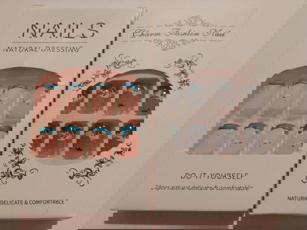 Δύο σετ press-on nails