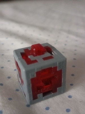 Minecraft Redstone Ore VC334A φιγούρα Kinder Joy