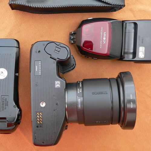 Minolta Dynax 600si Classic Black camera like new with lens and genuine flash