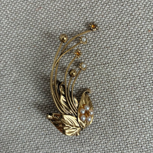 Lapel pin like new, gold metal