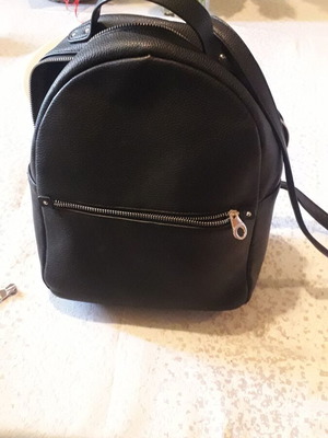 Τσάντα backpack Stradivarius μεταχειρισμένη, μαύρη, με χαλασμένο φερμουάρ