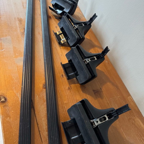 Thule car roof rack used with lock