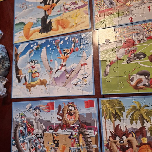 Looney Tunes 10 in 1 puzzle like new, 378 pieces