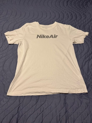 Nike t-shirt white size Large like new