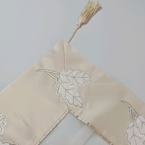 Table linen set of 4 ivory with beige satin border and leaf embroidery like new