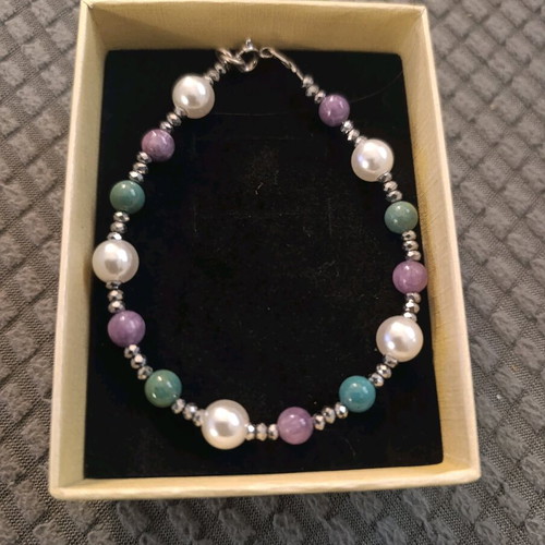 Handmade bracelet new with pearls, nephrite stones and silver clasp 925