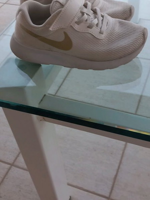 Παιδικά αθλητικά παπούτσια Nike λευκά, σαν καινούργια, νούμερο 30