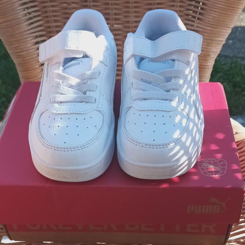 Unisex Puma sneakers size 26 like new, white
