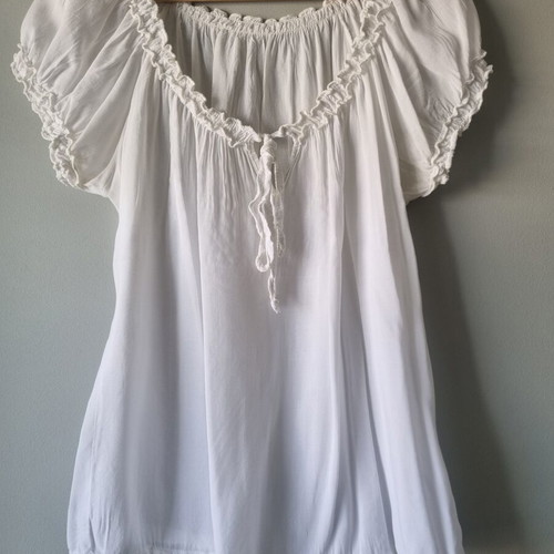 Blouse with decorative gathers, like new, size S, white