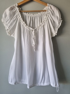Blouse with decorative gathers, like new, size S, white