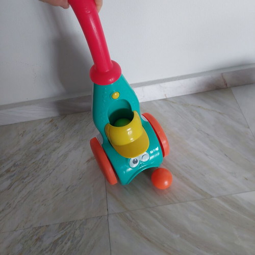 Ball Launcher toy vacuum like new with sounds and 3 colorful balls