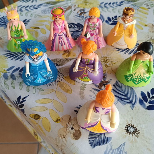 Playmobil lot with princesses and female figures, parts set