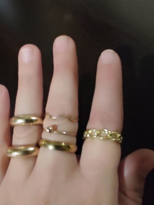 Set of 6 rings in various sizes, gold tone, like new
