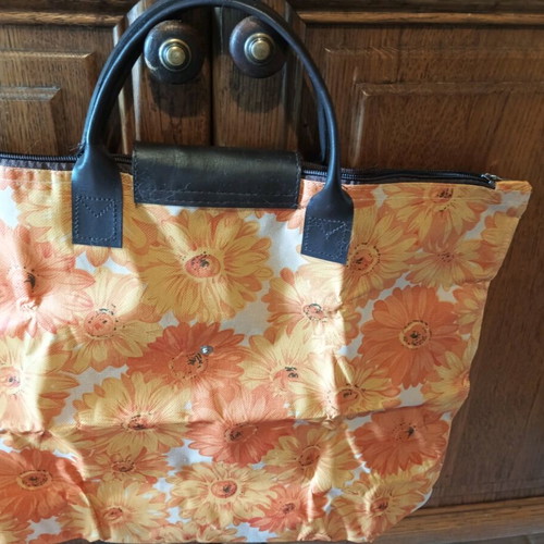 Multicolor handbag new, spacious and practical