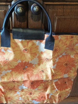 Multicolor handbag new, spacious and practical