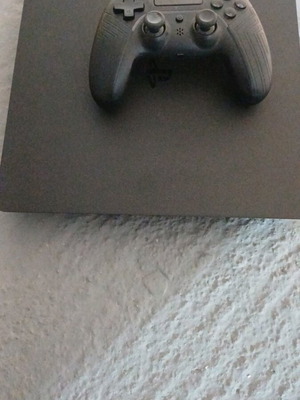 PlayStation 4 σαν καινούργιο με ένα χειριστήριο Sony και 2 δωρεάν videogames