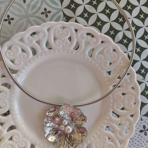 Steel necklace with large flower and pearls