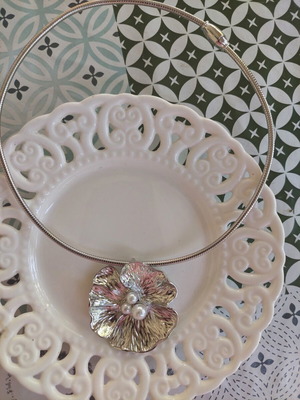 Steel necklace with large flower and pearls