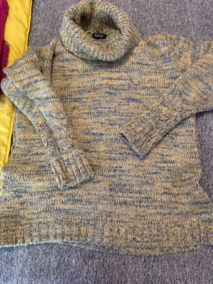 Women's turtleneck sweater like new, size medium