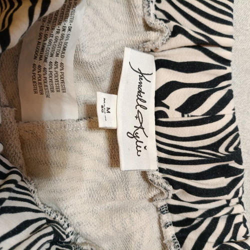 Women's pants medium size like new, black and white
