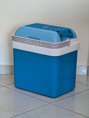 Portable electric cooler thermos, 20-25 liters